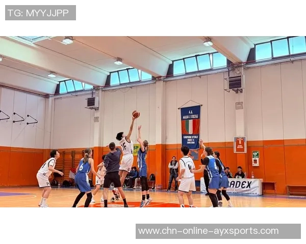 篮球明星化身模仿大师精彩演绎篮球技巧引发全场欢呼